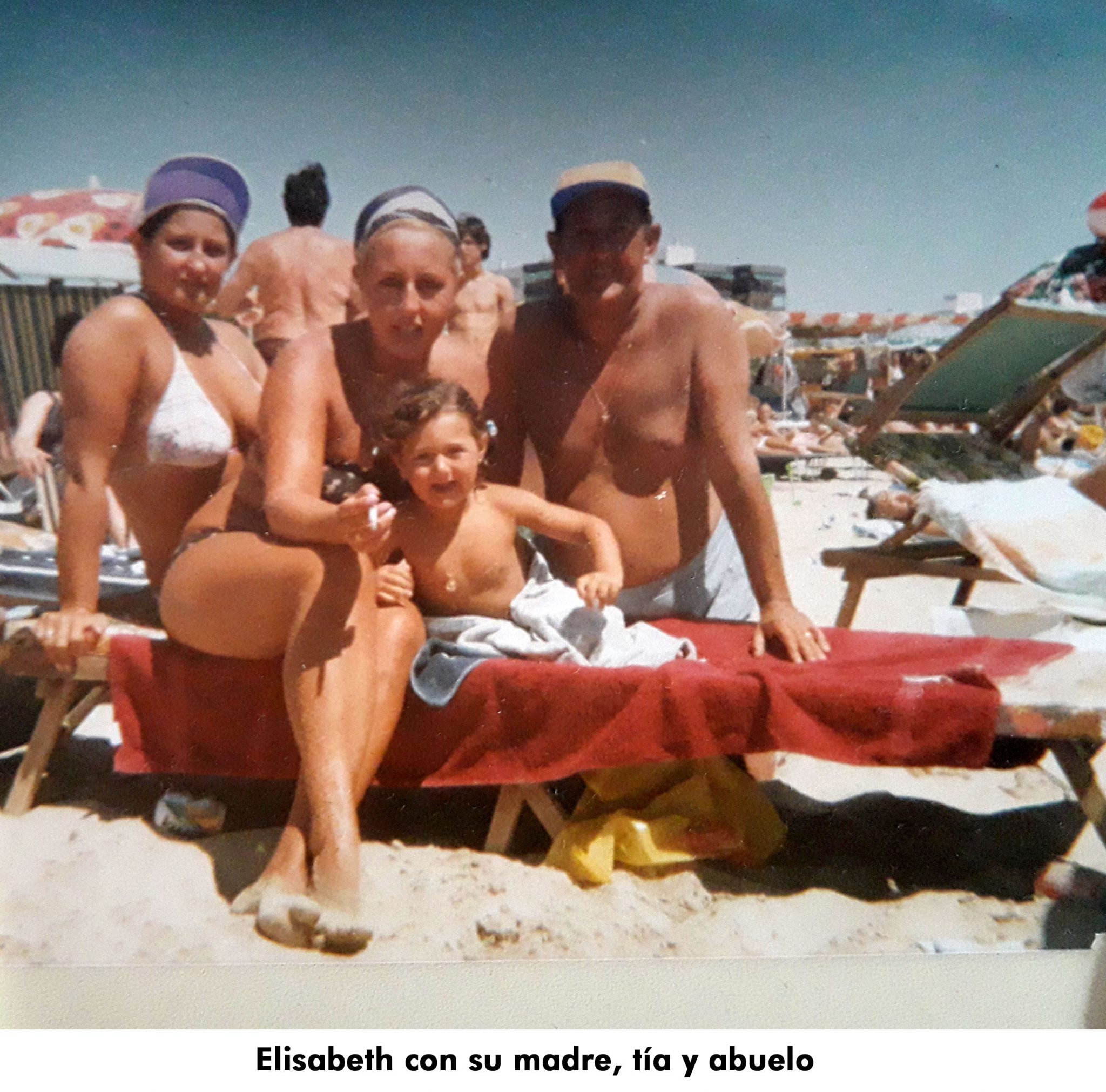 11. Elisabeth con madre, tia y abuelo en la playa