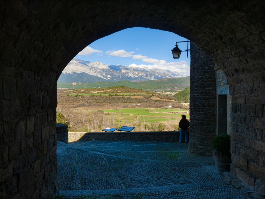 Vistas desde Aínsa a los Pirineos