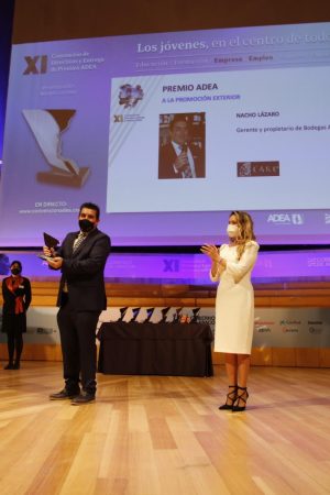 Nacho Lázaro recogiendo el premio ADEA 2020