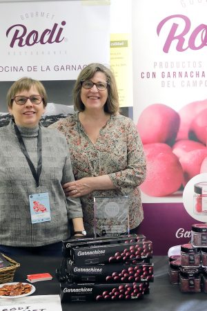 Las hermanas Blanca y Mari Rodríguez con todos sus productos. (Gabi Orte)