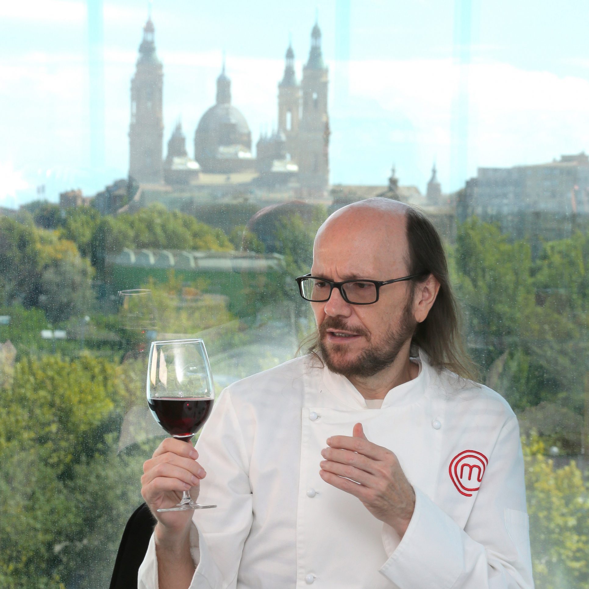 Santiago Segura catando un Vino de las Piedras de la DOP Cariñena en un restaurante de Zaragoza (2)