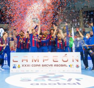 El FC Barcelona levantando la XXXI Copa Asobal