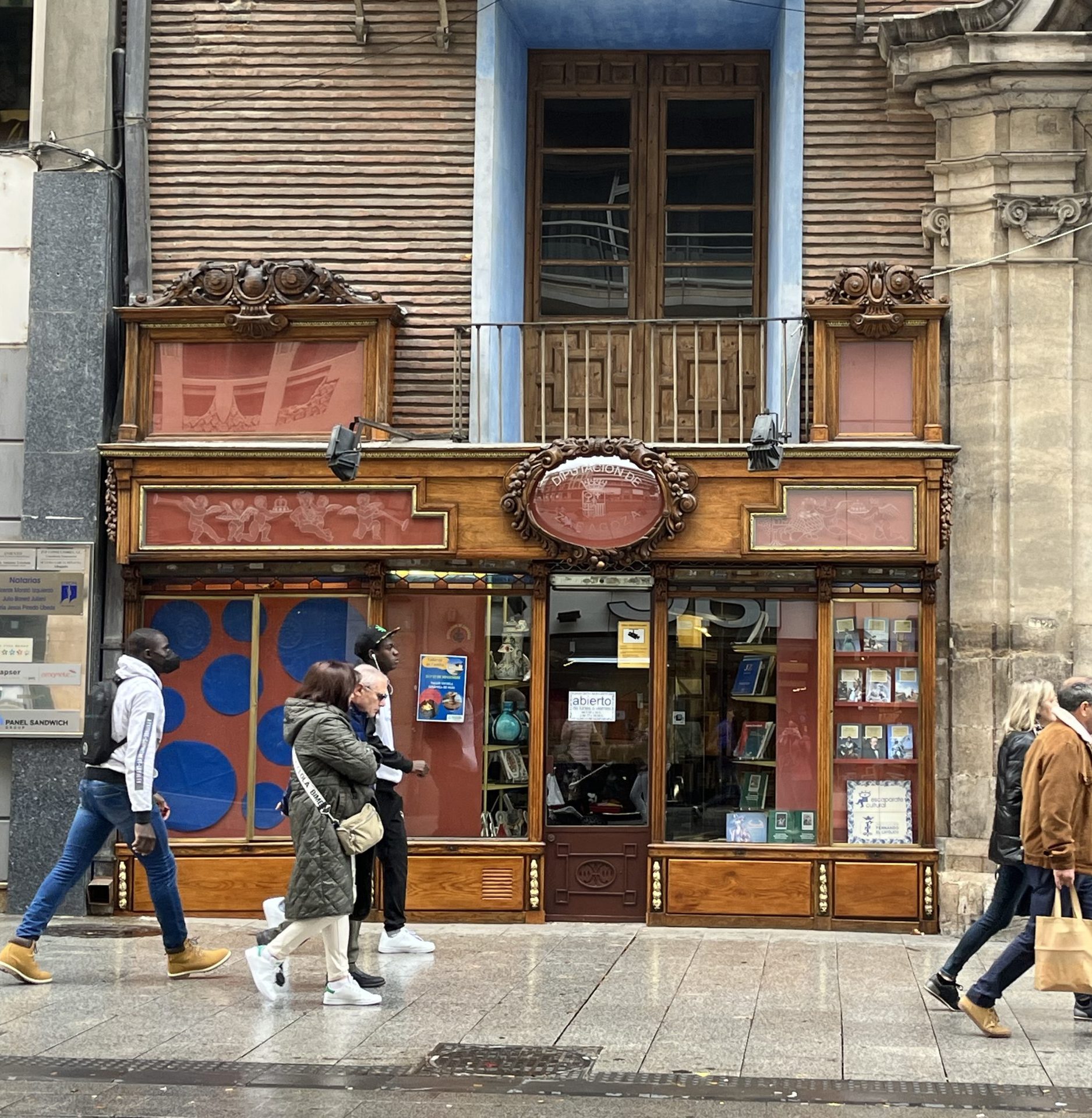 Foto fachada restaurada tienda ceramica Muel