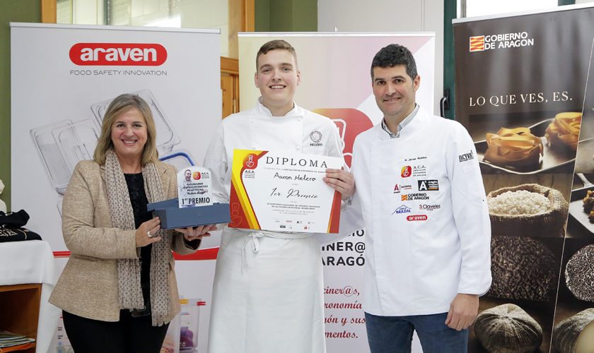 03_ACA_Concurso-jovenes-cocineros-23_Carmen y Javier con ganador Aaron Melero_www