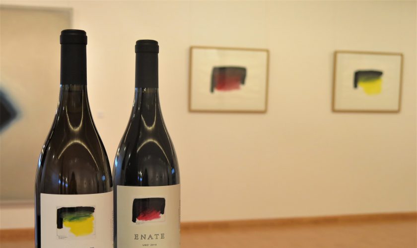 EBATE UNO Chardonnay y ENATE UNO Tinto con las obras originales de Erwin Bechtold