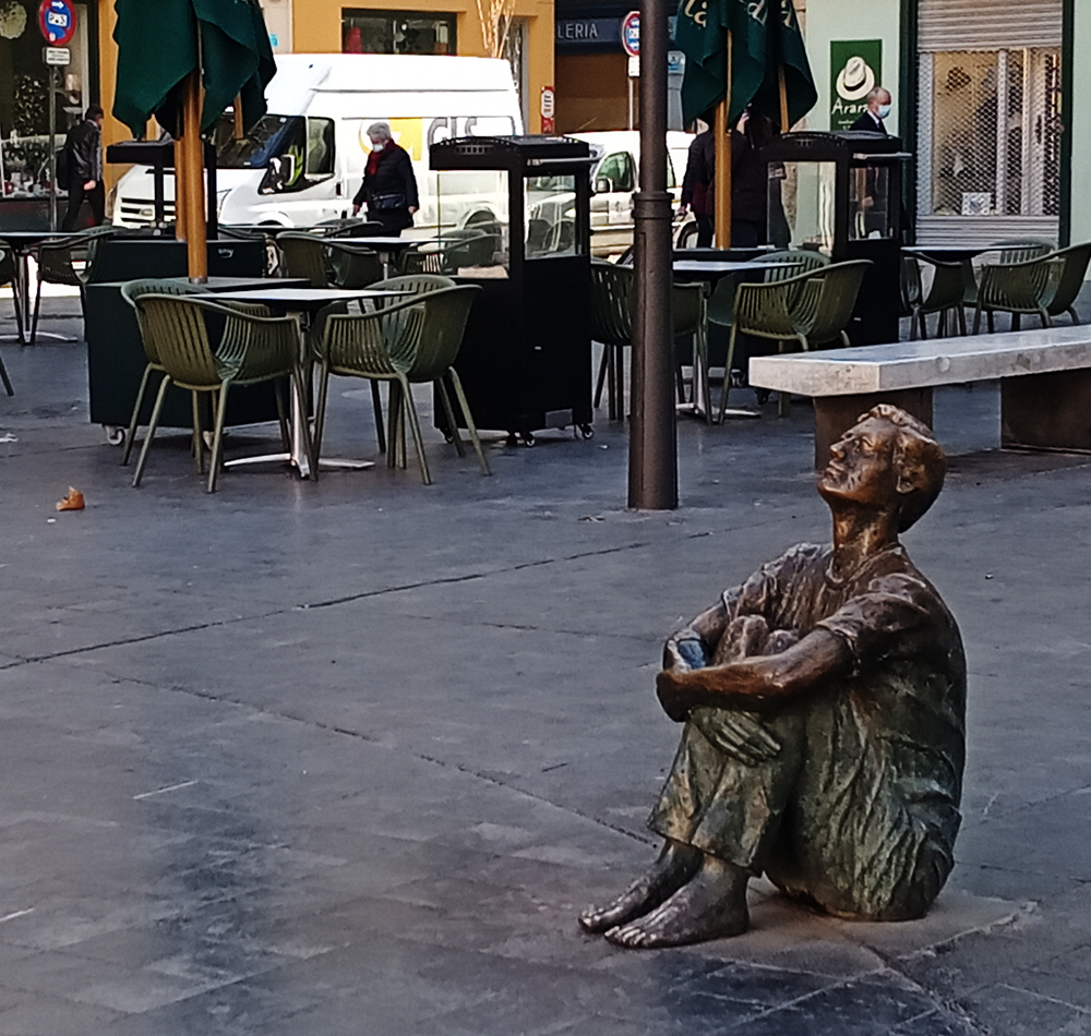 Escultura de bronce de Santiago Gimeno Llop en la plaza San Felipe mirando hacia donde estuvo la Torre Nueva