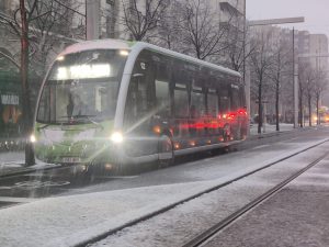 autobús urbano de Zaragoza con nieve